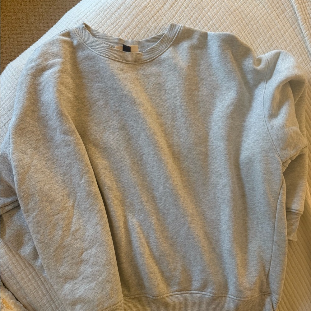 Universal Thread light gray crewneck sweatshirt